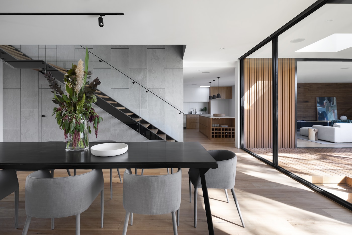 Intérieur lumineux aux tons naturels, photographie d’illustration